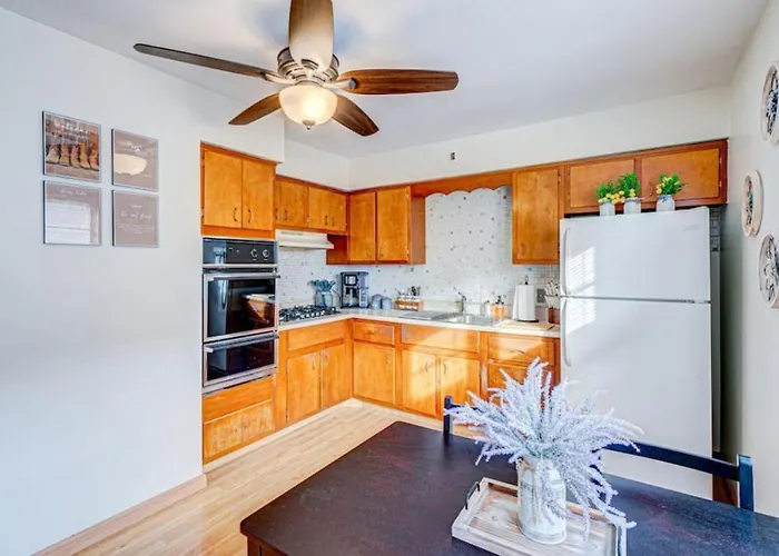 King Bed • 2br • Sleeps 13 • Historic Location *