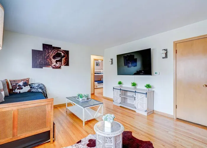 King Bed • 2br • Sleeps 13 • Historic Location *