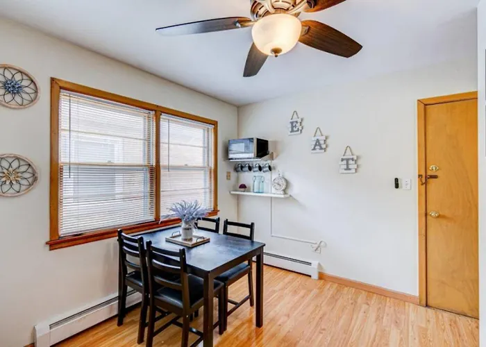 King Bed • 2br • Sleeps 13 • Historic Location *