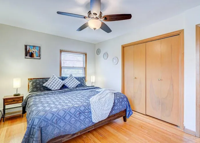 King Bed • 2br • Sleeps 13 • Historic Location Ferienhaus