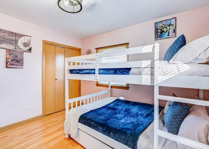 Ferienhaus King Bed • 2br • Sleeps 13 • Historic Location Elmwood Park