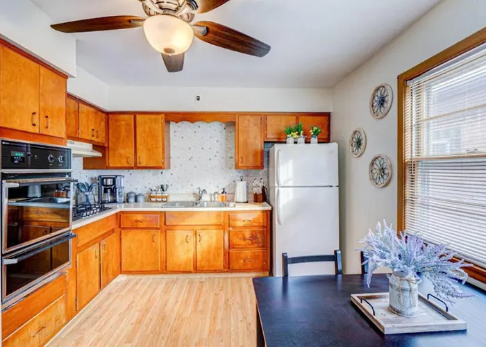 King Bed • 2br • Sleeps 13 • Historic Location Ferienhaus