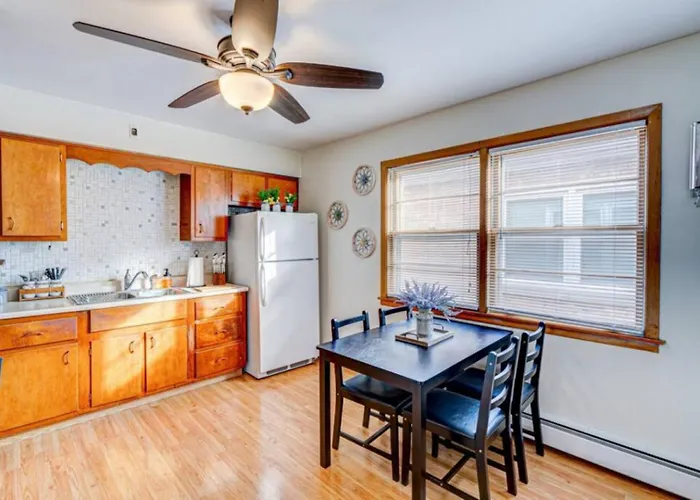 Ferienhaus King Bed • 2br • Sleeps 13 • Historic Location Elmwood Park