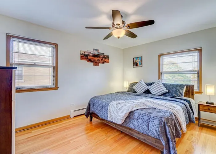 King Bed • 2br • Sleeps 13 • Historic Location * Elmwood Park