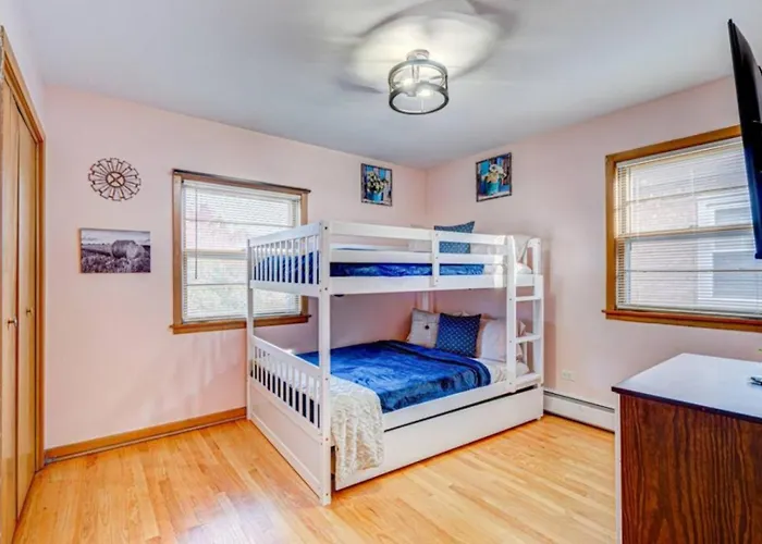 King Bed • 2br • Sleeps 13 • Historic Location Ferienhaus